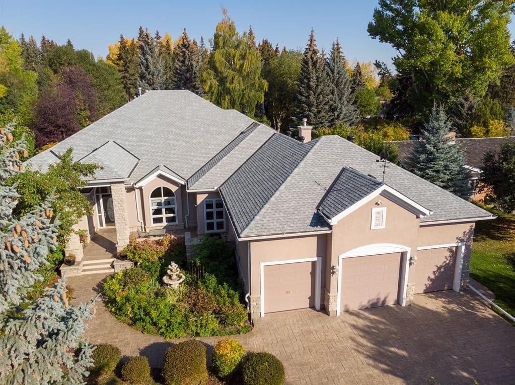 Large residence in Eagle Ridge near Glenmore Reservoir